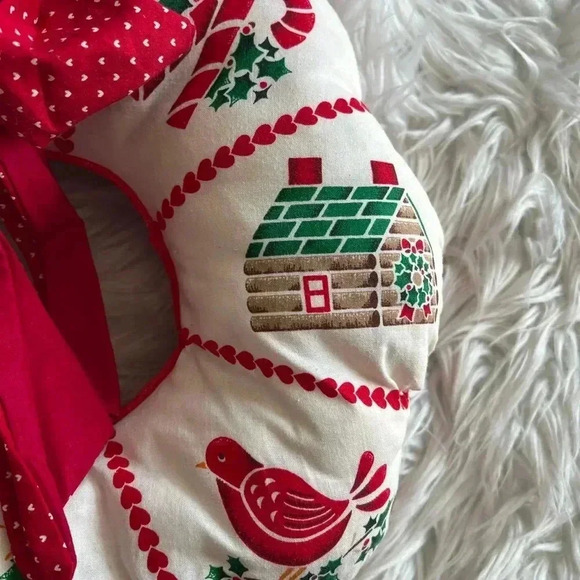 Vintage Christmas Fabric Wreath Pillow | Holiday Décor | Festive Cushion - Picture 5 of 7